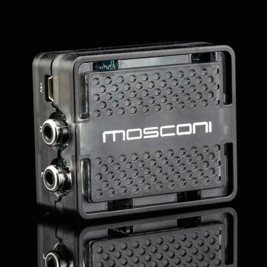 Mosconi AMAS-LD4C – obudowa i gniazda na czarnym tle
